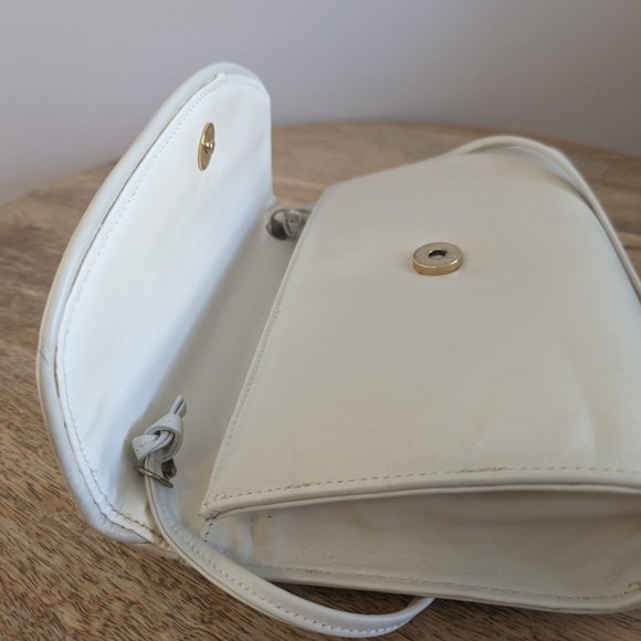 Vintage White and Gold Purse - Picture 4 of 12